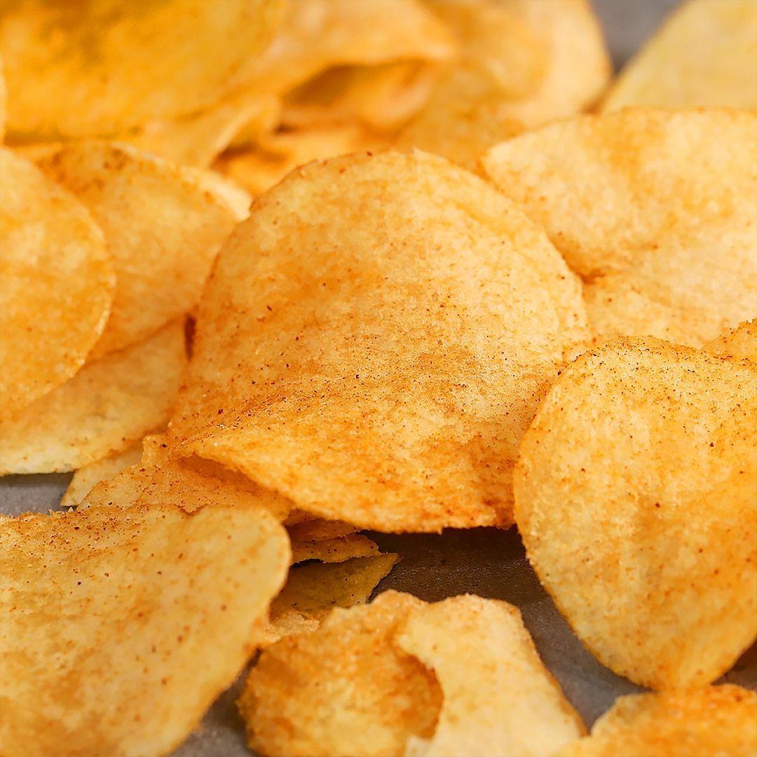 薯片袋已開封，辣牛肉湯泡麵風味薯片可快速享用，韓國7-Eleven商品，方便旅遊時享受。